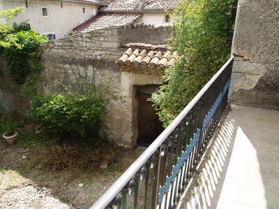 Depuis la terrasse dite du solarium, jetons un coup d'oel sur la cours intÃ©rieur