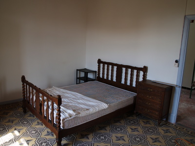 La chambre Ouest. On aurait pu couvrir ce lit...