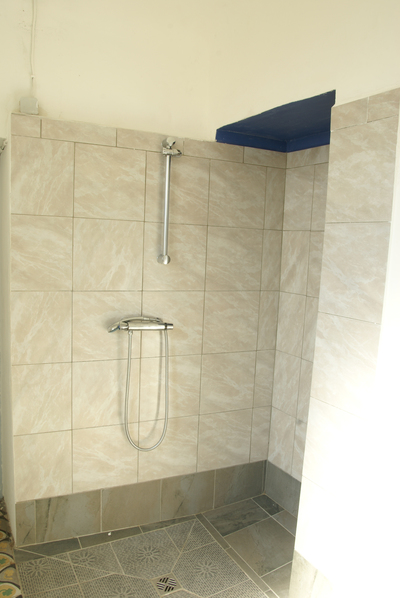 La petite douche Ã  l'italien. Belle, Ã  notre goÃ»t, mais bien difficile Ã  photographier