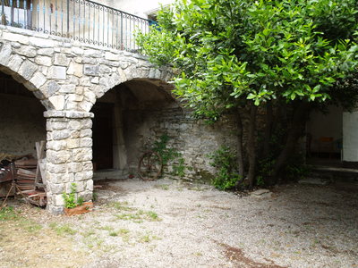 A notre gauche, ce que nous appelons</p><p>le gÃ®te