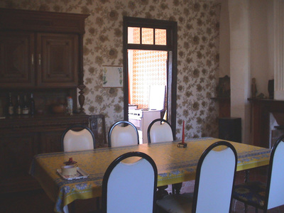 la cuisine est jouxtante